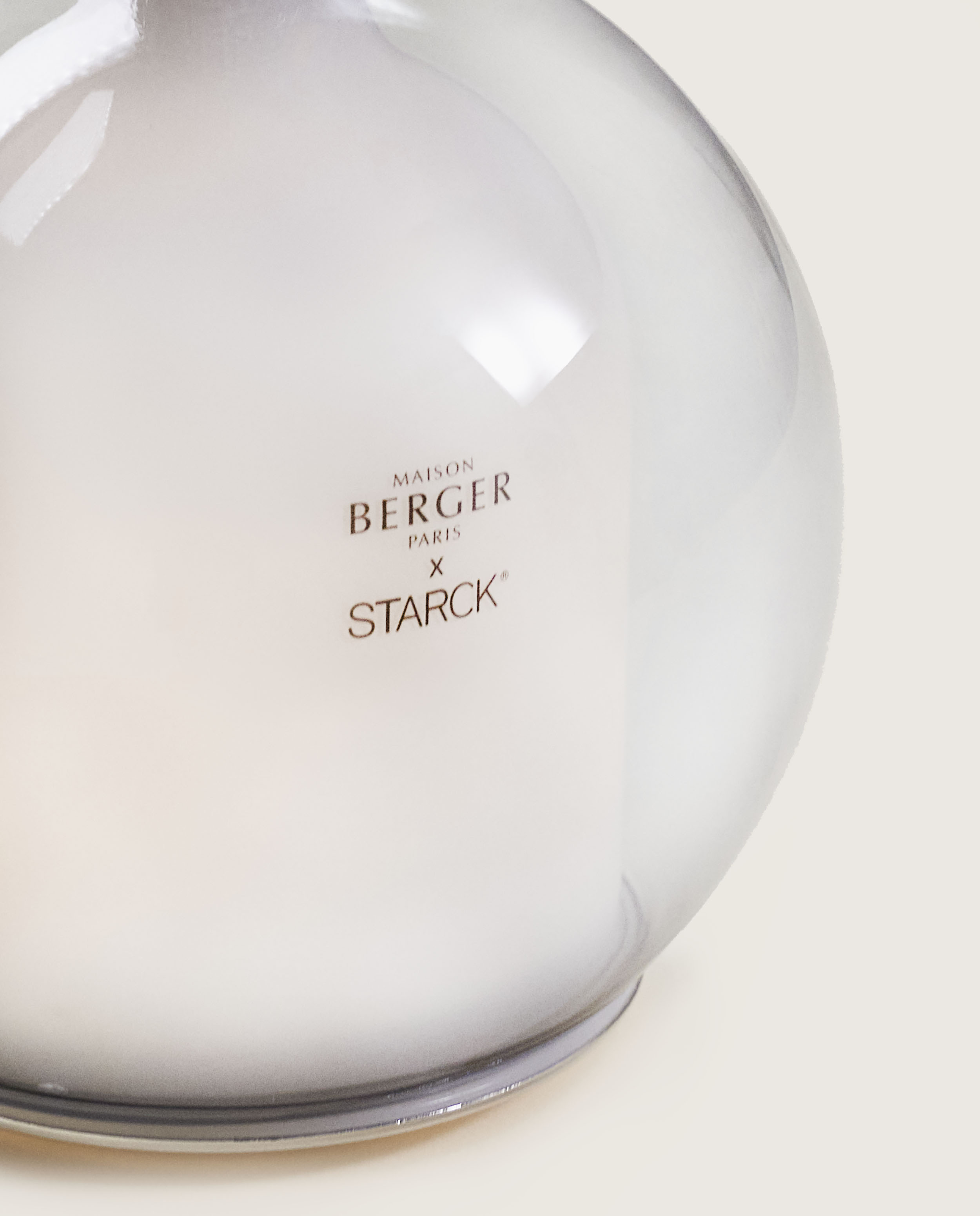 Аромалампа by Starck серая с ароматом Peau de Pierre 475мл Maison Berger